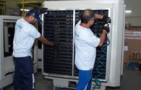 Climatizadores evaporativos industriais EcoBrisa em operação dentro de uma fábrica